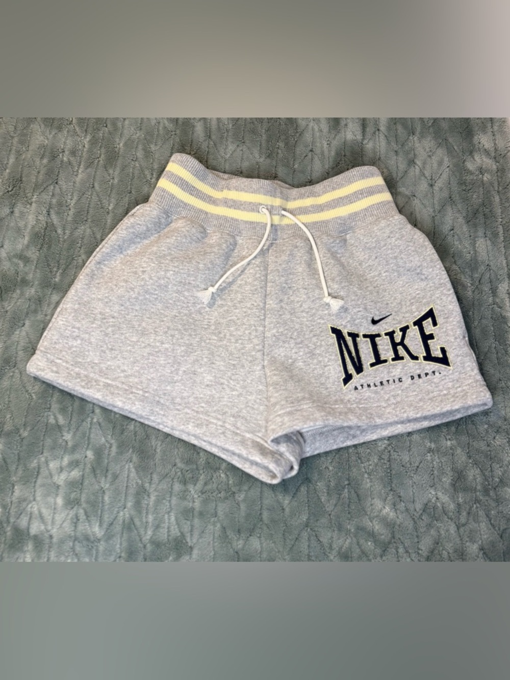 Nike Sportswear Phoenix Fleece 4" High-Waisted Shorts Size XS